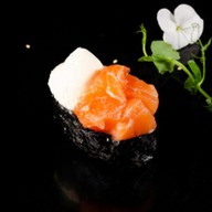 Гункан с лососем и сыром Фото