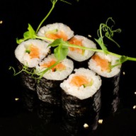 Классический ролл с лососем и огурцом Фото