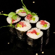 Классический ролл с тунцом и авокадо Фото