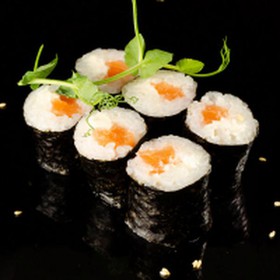 Классический ролл с лососем и сыром - Фото