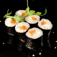 Классический ролл с лососем и сыром Фото