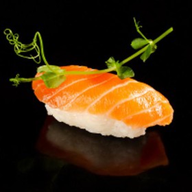 Суши с лососем - Фото