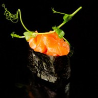 Гункан с лососем Фото