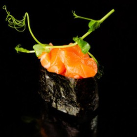 Гункан с лососем - Фото