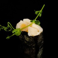 Гункан с морским гребешком Фото