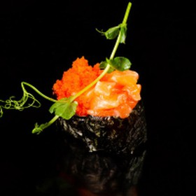 Гункан с лососем и тобико - Фото