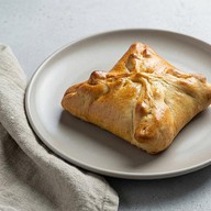 Пирожок с мясом и картофелем Фото
