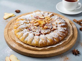 Пирог слоёный с яблоком и изюмом - Фото