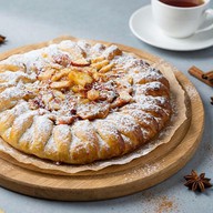 Пирог слоёный с яблоком и изюмом Фото