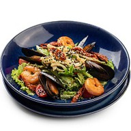 Теплый салат с морепродуктами Фото
