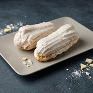 Эклер с белым шоколадом Фото