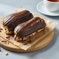 Эклер с тёмным шоколадом Фото