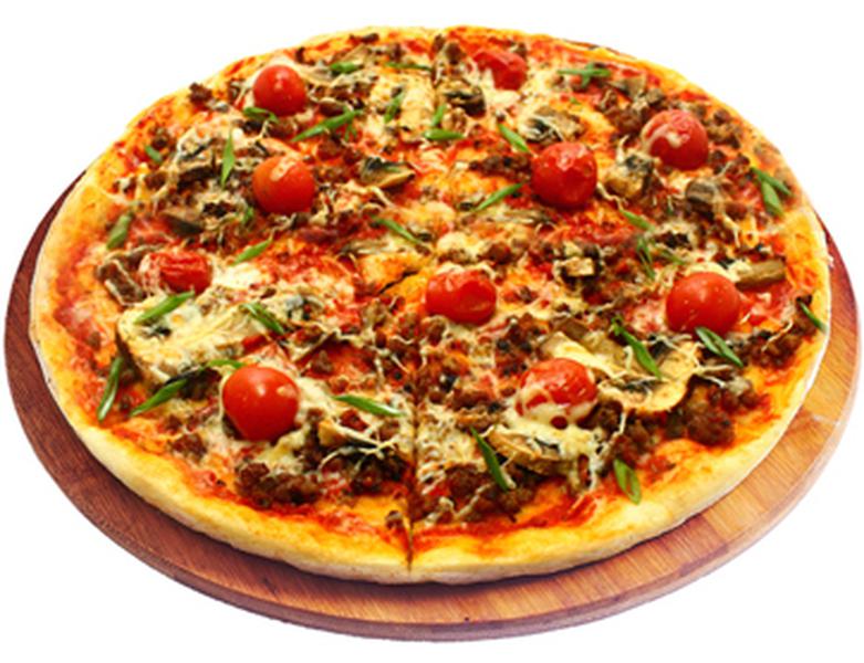 Пицца с мясным фаршем и помидорами