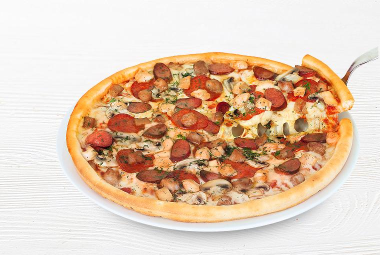 2 берега заказ. Пицца мясная с колбасками. Двойная мясная пицца. 2 Берега футбольная пицца. Пицца Формаджио.