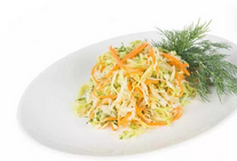 Капуста морковь огурец масло. Витаминный (капуста, перец, огурец, морковь) 100г - 35р. Салат из капусты с морковью как в столовой. Салат витаминный. Морковно капустный салат.