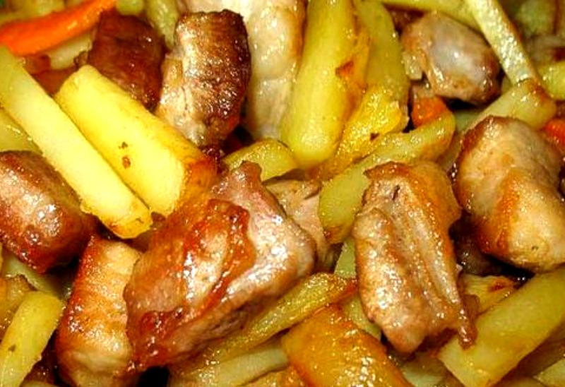 Жареная картошка мясом свинины. Свинина с картошкой. Жареная картошка со свининой. Свинина с картошкой на сковороде. Жаркое со свининой и картошкой.