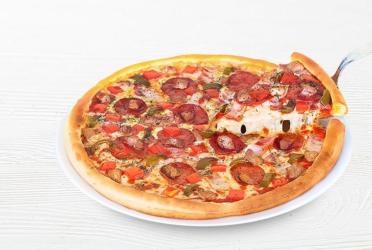 2 берега пицца доставка. Пицца с томатами и беконом и болгарским перцем. Пепперони двойная с халапеньо. Пицца суши Уфа. Пепперони из два берега.