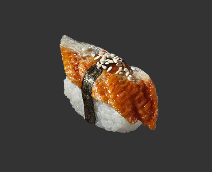 Суши копченые. Угорь копченый для суши. Угорь рыба для суши. Роллы с копченой рыбой. Суши с рыбой и соусом унаги.