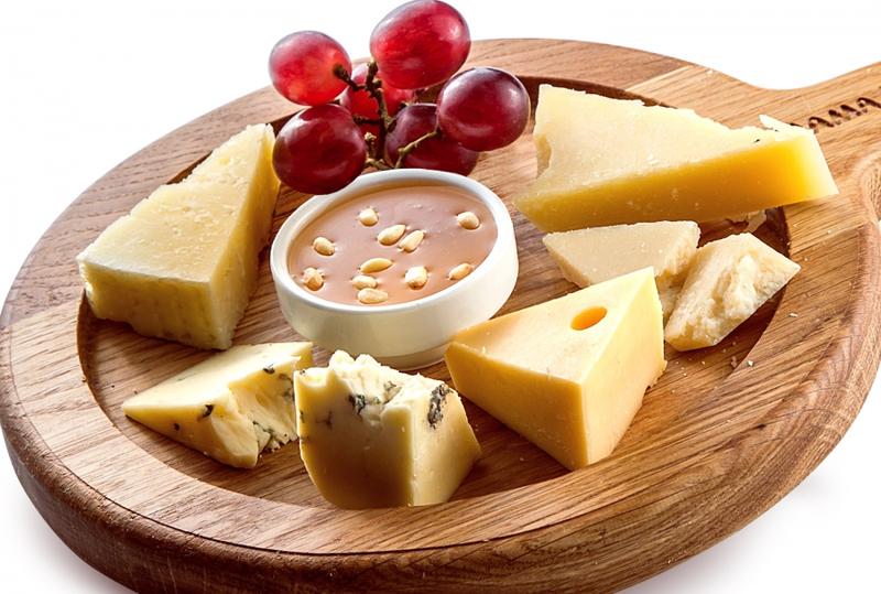 Как вкусно есть сыр. Сырная тарелка. Сыр на тарелке. Тарелка для сыра. Сыр для сырной тарелки.