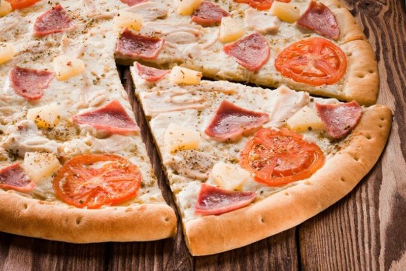 Pizza reaby. Пицца с ветчиной и помидорами. Пицца ветчина бекон помидор. Пицца с ветчиной и сыром. Пицца ветчина и сыр.