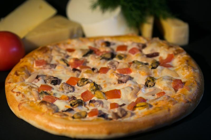 Итальяно сысерть. Пицца Кентукки. Пицца итальяно. Пицца итальяно с сыром. Итальянская пицца Махачкала.